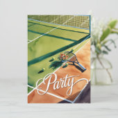 Tennisfeest uitnodiging met racket op het veld (Staand voorkant)
