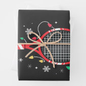 Tennispeddel met kerstmuts en kerstverlichting inpakpapier vel (In situ)