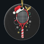 Tennispeddel met kerstmuts en kerstverlichting keramisch ornament<br><div class="desc">Kersttennis,  vakantiesport,  tennispeddel Kerstmuts,  feestelijk tennis,  kerstverlichting,  vakantiegeest,  tennisspelercadeau,  sportKerstmis,  vakantietennisfan,  kerstsportjuichen</div>