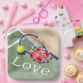 Tennisracket en bal met woord LIEFDE op het veld Papieren Bordje (Feest)