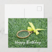 Tennisracket en tennisballen liggen op groen gras briefkaart (Voorkant / Achterkant)