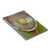 Tennisracket met bal op de baan notitieboek (Rechterzijde)