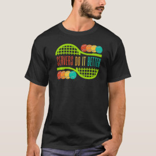 Tennisservers doen het beter om Mannen met sportse T-shirt