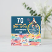 Tennisspeler speelt tennis 70ste verjaardag (Staand voorkant)