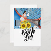 Tennisvrouw speler op de baan bedankkaart (Voorkant / Achterkant)