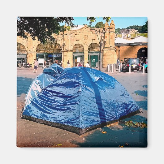 Tent buiten station magneet (Voorkant)