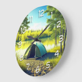 Tent in een prachtig bos bij een meer grote klok (Hoek)