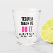 Tequila Made Us Do It | Bride Squad Drinking Shot Glas (Voorkant)