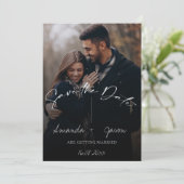 Terechte tekstoverlay Monogram Twee Foto Huwelijk Save The Date (Staand voorkant)