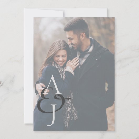 Terechte tekstoverlay Monogram Twee Foto Huwelijk Save The Date (Achterkant)