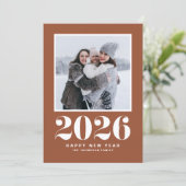 Terracotta 2025 Bold Typografie Nieuwjaarsfoto Feestdagenkaart (Staand voorkant)