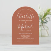 Terracotta All In One Chic Script Boog Huwelijk Kaart (Staand voorkant)