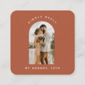 Terracotta Arch Couple Photo QR Code Weddenschap R Informatiekaartje (Voorkant)