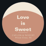 Terracotta Arch Formal Wedding Love is Sweet Ronde Sticker<br><div class="desc">Deze terracotta aartsliefde is een mooie klassieke ronde sticker,  perfect voor een rustige bruiloft. Het ontwerp biedt een mooi lettertype op een terracotta achtergrond om uw evenement te belichamen.</div>