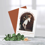Terracotta Arch Foto Verloving Aankondiging<br><div class="desc">Modern Terracotta Arch Photo Verloving Announcement. Laat je vrienden en geliefden op de hoogte zijn van je grootste Flex van het Jaar - je verloving met deze creatieve en unieke aankondiging met je foto en onze trendy, stijlvolle, boho arch. Dit is een moderne, roestbruin en wit terracotta, maar alle kleuren...</div>