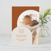 Terracotta Arch Groovy Retro Weddenschap Kaart (Staand voorkant)