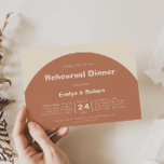 Terracotta Arch Minimalist Rehearsal Dinner Kaart<br><div class="desc">Deze terracotta boogminimalistische uitnodiging voor een repetitief diner is perfect voor een ritueel repetitief. Het ontwerp biedt een mooi lettertype op een terracotta achtergrond om uw evenement te belichamen.</div>