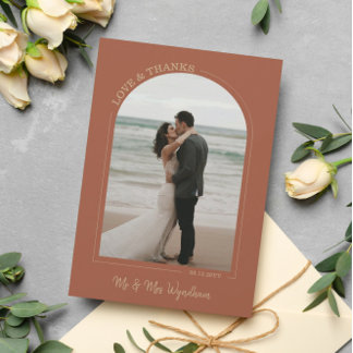 Terracotta Arch Wedding Photo Love & Bedankt