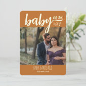Terracotta Baby on Way Foto Zwangerschap Aankondiging (Staand voorkant)
