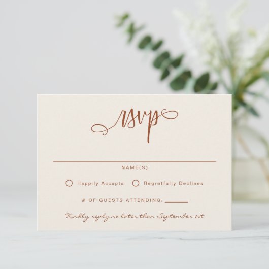 Terracotta Beige Handgeschreven Script Eenvoudig RSVP Kaartje (Staand voorkant)