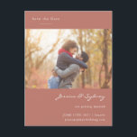 Terracotta bewaarde de paarfoto sparen de datum briefkaart<br><div class="desc">Dit mooie sparen het datumbriefkaart kenmerkt uw foto,  een minimalistische samenstelling,  en stijlvolle typografie in terracotta.</div>