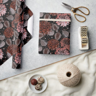 Terracotta bloemen met grijze bladeren op een zwar cadeaupapier