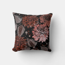 Terracotta bloemen met grijze bladeren op een zwar