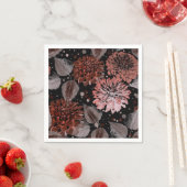 Terracotta bloemen met grijze bladeren op een zwar servet (Insitu)