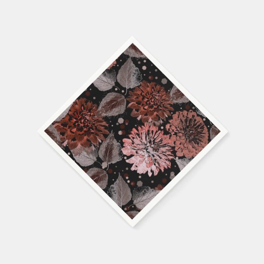 Terracotta bloemen met grijze bladeren op een zwar servet (Hoek)