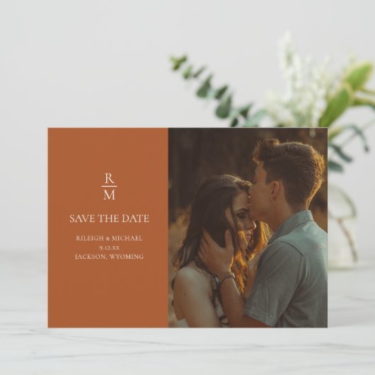 Terracotta Boho Monogram Huwelijk Save the Date (Staand voorkant)