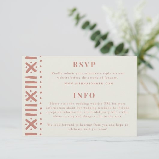 Terracotta Boho Mudcloth Border Wedding RSVP Kaartje (Staand voorkant)