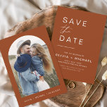 Terracotta Boho Save the Date Photo Minimalist<br><div class="desc">Boho Terracotta van het huwelijk sparen de kaarten van de Datum die een foto op de voorkant hebben. Sparen de kaarten van de Datum bevatten een moderne hand geschreven kromme manuscripttypografie die elegant,  eenvoudig en modern zijn om na u minimalistische eenvoudige trouwdag te gebruiken viering.</div>