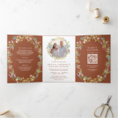 Terracotta Boho Wildflower Foto QR Code Weddenscha Drieluik Uitnodiging (Binnen)