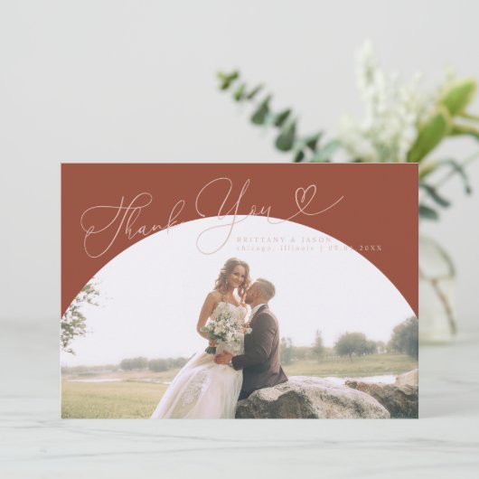 Terracotta Boog Huwelijk Dank u Script Bedankkaart (Staand voorkant)