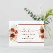 Terracotta boog pampas gras bloemenbruiloft bedankkaart (Staand voorkant)