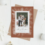 Terracotta  Botanische Kerstfoto Feestdagenkaart<br><div class="desc">vrolijk kerstfeest! Vier het seizoen met deze fraaie kerstkaart met een wit botanisch lijst in stijl in delicate lijnkunst. Het zachte wintergebladerte voegt een nostalgisch en kunstzinnig tintje toe, waardoor uw favoriete foto perfect wordt ingelijst. Kies uit verschillende achtergrondkleuren die passen bij uw vakantiethema. Deze terracotta botanische vakantiekaart is ideaal...</div>