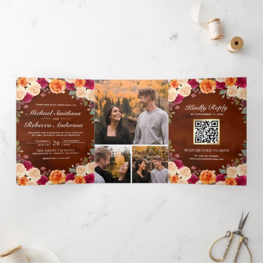 Terracotta Burgundy Floral Photo QR Code Weddensch Drieluik Uitnodiging (Binnen)