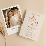 Terracotta Burnt Oranje Modern Boho Wedding Foto Kaart<br><div class="desc">Terracotta Burnt Oranje Modern Boho Wedding Photo Invitation. Eenvoudig personaliseren door elke info te vervangen. Upload een verticale/portretfoto. Controleer de voorvertoning voordat u aan de wagen toevoegt. (Monsterfoto van Jonathan Borba van Pexels)</div>