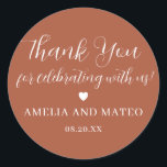 Terracotta Calligraphy Wedding Dankuwel Ronde Sticker<br><div class="desc">Het perfecte kleine ding om je trouwbonenkast af te dichten of bedankt je opmerking. Het dankjegevoel wordt geschreven in een playful manuscriptdoopvont dan zijn de jouw naam en de trouwdatum in een klassieke serif tekst. Een zoet hart scheidt hen. Dit object maakt deel uit van de Elegant Minimalist Wedding Suite....</div>