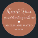 Terracotta Calligraphy Wedding Dankuwel Ronde Sticker<br><div class="desc">Het perfecte kleine ding om je trouwbonenkast af te dichten of bedankt je opmerking. Het dankjegevoel wordt geschreven in een playful manuscriptdoopvont dan zijn de jouw naam en de trouwdatum in een klassieke serif tekst. Een zoet hart scheidt hen. Dit object maakt deel uit van de Elegant Minimalist Wedding Suite....</div>