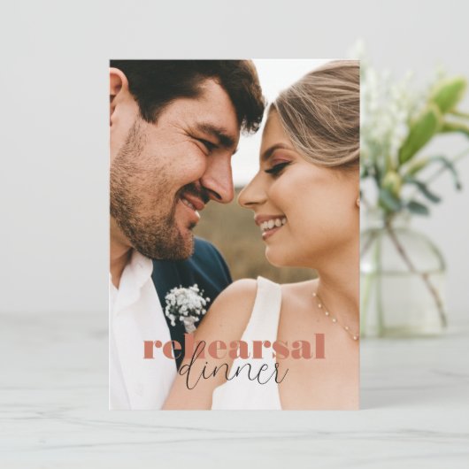 Terracotta Chic Bold Retro Script Rehearsal Dinner Kaart (Staand voorkant)