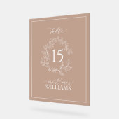 Terracotta Crest Monogram Trouwtafel Nummer Acryl Bord (Hoek)