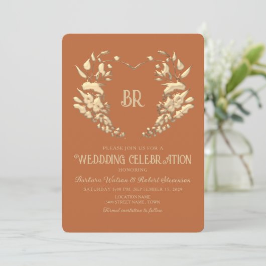 Terracotta Crest Monogram Wedding Uitnodiging (Staand voorkant)