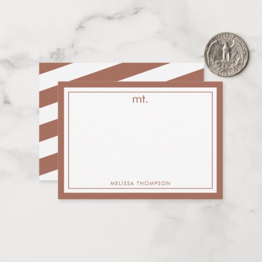 Terracotta dubbele rand modern monogram gestreept notitiekaartje (Voorkant / Achterkant in situ)