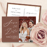 Terracotta Elegant Manuscript Modern sparen de Dat Aankondigingskaart<br><div class="desc">Terracotta Elegant Script Modern Photo Simple Wedding Save the Date Announcement Briefkaart. Laat je familie, vrienden en collega's weten dat je een datum hebt vastgesteld voor je trouwfeest met deze elegante, stijlvolle en moderne bruiloft, behalve de datum van uitnodiging. Alle teksten zijn vooraf geregeld zodat u zich gemakkelijk en snel...</div>