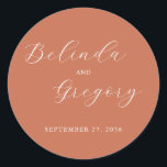 Terracotta Elegant Script Calligraphy Wedding Ronde Sticker<br><div class="desc">Een prachtig ontwerp dat elegante scriptkalligrafie laat zien op een terracotta verbrande oranje achtergrond. Ideaal voor iedereen die van moderne,  minimalistische design houdt. Een stijlvol en trendy bruiloft sticker met klassieke elementen. Er zijn ook huwelijksuitnodigingen en andere kantoorbenodigdheden beschikbaar.</div>