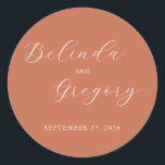 Terracotta Elegant Script Calligraphy Wedding Ronde Sticker<br><div class="desc">Een prachtig ontwerp dat elegante scriptkalligrafie laat zien op een terracotta verbrande oranje achtergrond. Ideaal voor iedereen die van moderne,  minimalistische design houdt. Een stijlvol en trendy bruiloft sticker met klassieke elementen. Er zijn ook huwelijksuitnodigingen en andere kantoorbenodigdheden beschikbaar.</div>