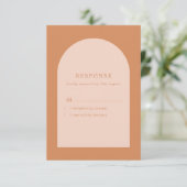 Terracotta en Blush Pink Modern Arch Wedding RSVP Kaartje (Staand voorkant)