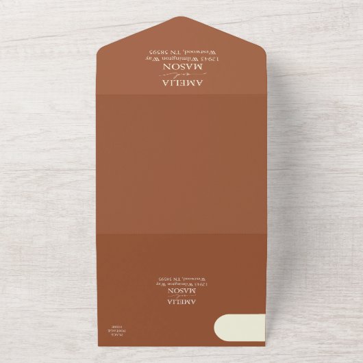 Terracotta en crème kalligrafie script bruiloft all in one uitnodiging (Buitenkant)