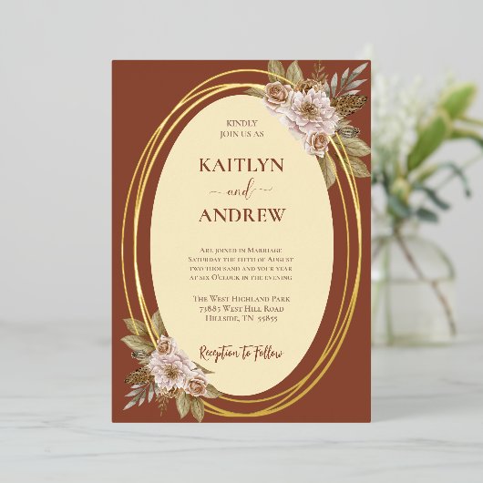 Terracotta en goud Elegante Boho Floral Wedding Folie Uitnodiging (Staand Voorkant)